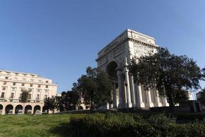 génova, italia - 5 de abril de 2020 - las calles del centro están desiertas debido a la cuarentena del coronavirus foto