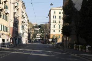 génova, italia - 5 de abril de 2020 - las calles del centro están desiertas debido a la cuarentena del coronavirus foto