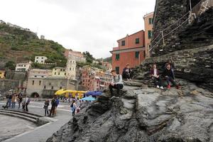 vernazza, italia - 23 de septiembre de 2017 - turista en cinque terre en día lluvioso foto