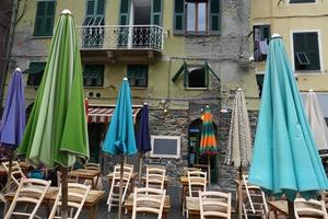 vernazza, italia - 23 de septiembre de 2017 - turista en cinque terre en día lluvioso foto