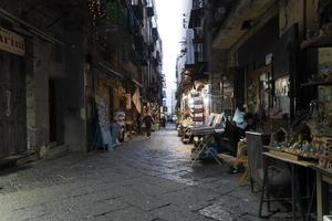 nápoles, italia - 1 de febrero de 2020 - calle del casco antiguo foto