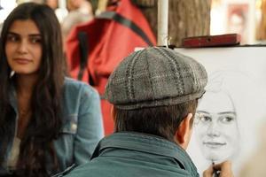 París, Francia - 6 de octubre de 2018 - artista y turista en Montmartre foto