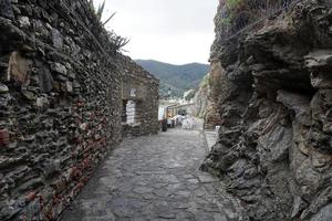 monterosso, italia - 23 de septiembre de 2017 - turista en cinque terre en día lluvioso foto