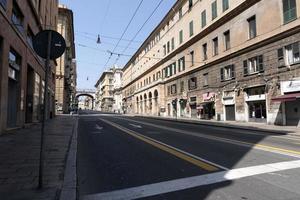 génova, italia - 5 de abril de 2020 - las calles del centro están desiertas debido a la cuarentena del coronavirus foto