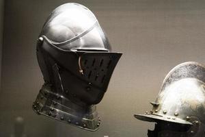 detalle de casco de hierro de armadura medieval foto