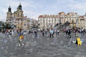 praga, república checa - 16 de julio de 2019 - plaza del casco antiguo llena de turistas foto