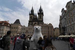 praga, república checa - 16 de julio de 2019 - plaza del casco antiguo llena de artistas callejeros turísticos que actúan como grandes marionetas foto