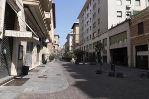 génova, italia - 5 de abril de 2020 - las calles del centro están desiertas debido a la cuarentena del coronavirus foto