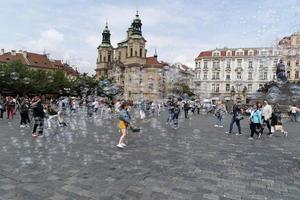 praga, república checa - 16 de julio de 2019 - plaza del casco antiguo llena de turistas foto