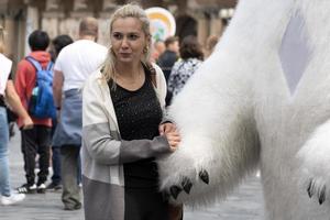 praga, república checa - 16 de julio de 2019 - plaza del casco antiguo llena de artistas callejeros turísticos que actúan como grandes marionetas foto