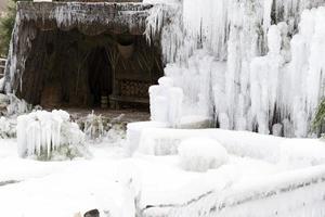 carámbanos hielo congelado en las ramas de los árboles foto