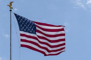 golden eagle usa bandera americana estrellas y rayas en el fondo del cielo foto
