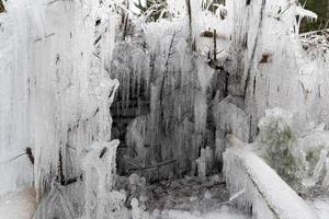 carámbanos hielo congelado en las ramas de los árboles foto