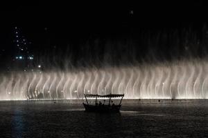 Dubai, Emiratos Árabes Unidos - 14 de agosto de 2017 - el espectáculo de la fuente danzante foto