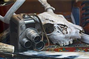 cámara antigua con una calavera dentro de una tienda de antigüedades foto