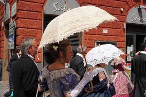 Génova, Italia - 5 de mayo de 2018 - Desfile de vestidos del siglo XIX para la exhibición de Euroflora en el escenario único de Nervi foto