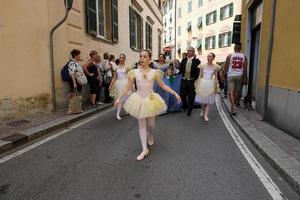 Génova, Italia - 5 de mayo de 2018 - Desfile de vestidos del siglo XIX para la exhibición de Euroflora en el escenario único de Nervi foto