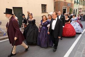 Génova, Italia - 5 de mayo de 2018 - Desfile de vestidos del siglo XIX para la exhibición de Euroflora en el escenario único de Nervi foto