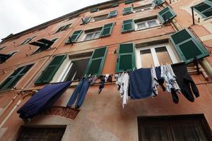 ropa colgada de una casa italiana en Génova foto