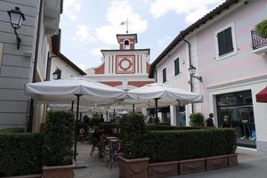 serravalle scrivia, italia - 12 de julio de 2020 - la temporada de venta en outlet de diseñador comienza después del cierre de covid foto