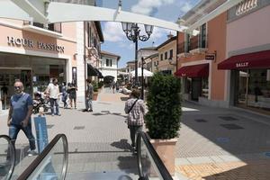 serravalle scrivia, italia - 12 de julio de 2020 - la temporada de venta en outlet de diseñador comienza después del cierre de covid foto