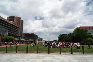 philadelphia, usa - 23 de mayo de 2018 - visitantes en la campana de la libertad foto