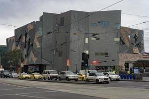 melbourne, australia - 15 de agosto de 2017 - turistas y estudiantes en federation square foto