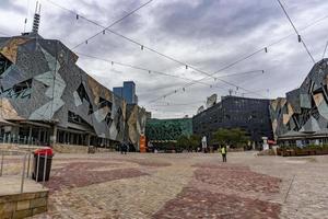 melbourne, australia - 15 de agosto de 2017 - turistas y estudiantes en federation square foto