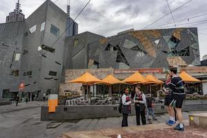 melbourne, australia - 15 de agosto de 2017 - turistas y estudiantes en federation square foto