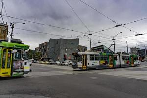 melbourne, australia - 15 de agosto de 2017 - turistas y estudiantes en federation square foto