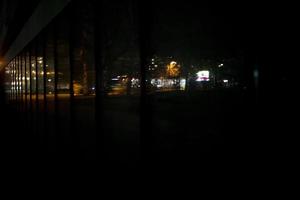 ciudad de noche. luces del coche en la oscuridad. foto