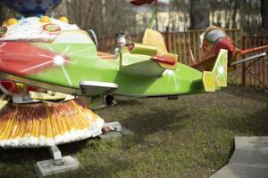 atracciones para niños en el parque. avión de juego para niños. foto