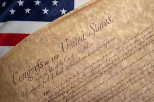 documento vintage de la declaración de derechos de los estados unidos sobre el fondo de la bandera de estados unidos foto