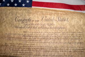 documento vintage de la declaración de derechos de los estados unidos sobre el fondo de la bandera de estados unidos foto