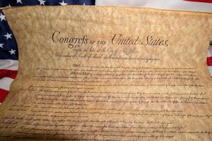 documento vintage de la declaración de derechos de los estados unidos sobre el fondo de la bandera de estados unidos foto