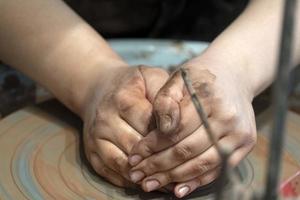 manos mientras elaboran detalles de cerámica de cerca foto