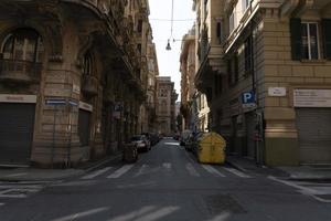 génova, italia - 5 de abril de 2020 - las calles del centro están desiertas debido a la cuarentena del coronavirus foto