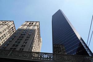 nueva york, estados unidos - 25 de mayo de 2018 rascacielos de manhattan vista de abajo hacia arriba foto