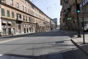 génova, italia - 5 de abril de 2020 - las calles del centro están desiertas debido a la cuarentena del coronavirus foto