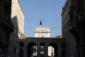 génova, italia - 5 de abril de 2020 - las calles del centro están desiertas debido a la cuarentena del coronavirus foto