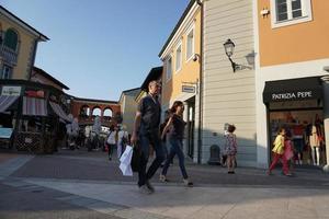 serravalle scrivia, italia - 24 de junio de 2017 - comienza la temporada de ventas en el diseñador outled foto