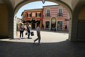 serravalle scrivia, italia - 23 de abril de 2018 - comienza la temporada de mediados de verano en designer outled foto