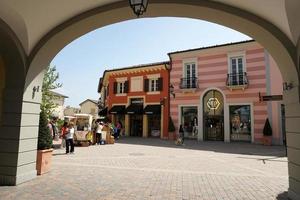 serravalle scrivia, italia - 23 de abril de 2018 - comienza la temporada de mediados de verano en designer outled foto