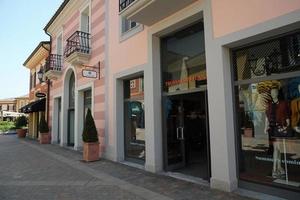 serravalle scrivia, italia - 23 de abril de 2018 - comienza la temporada de mediados de verano en designer outled foto