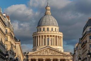 capitolio del panteón de París con detalle de bandera francesa foto