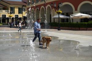 serravalle scrivia, italia - 23 de abril de 2018 - comienza la temporada de mediados de verano en designer outled foto