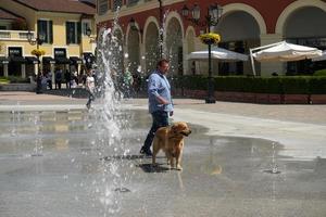 serravalle scrivia, italia - 23 de abril de 2018 - comienza la temporada de mediados de verano en designer outled foto