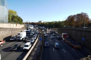 París, Francia - 5 de octubre de 2018 - tráfico congestionado en la calle París foto