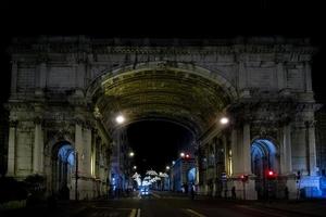 génova, italia puente monumental en la noche foto