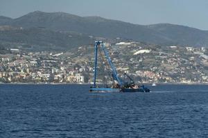 dragado de puerto de puerto trabajando en el mar foto